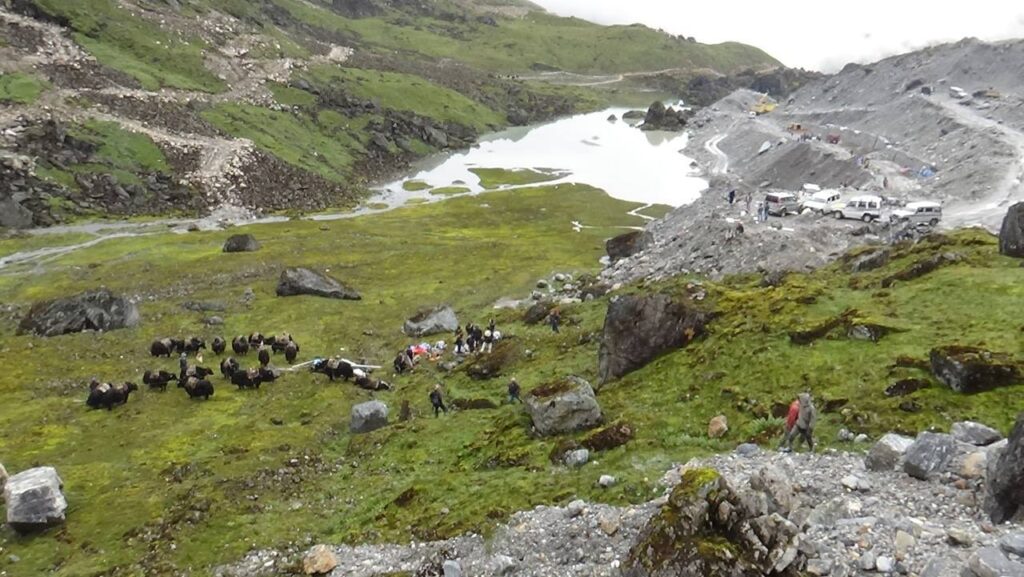 After a whole days Jeep drive from Gangtok and an acclimatisation stop in Lachen/Thangu area the team drove to Thangu top where the road ends and Yak trails begin…